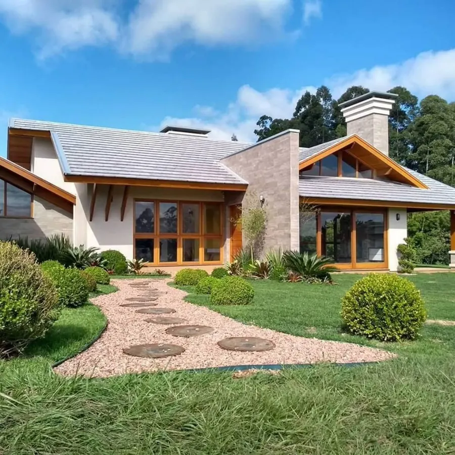 Casa térrea com telhado aparente em estilo casa de campo