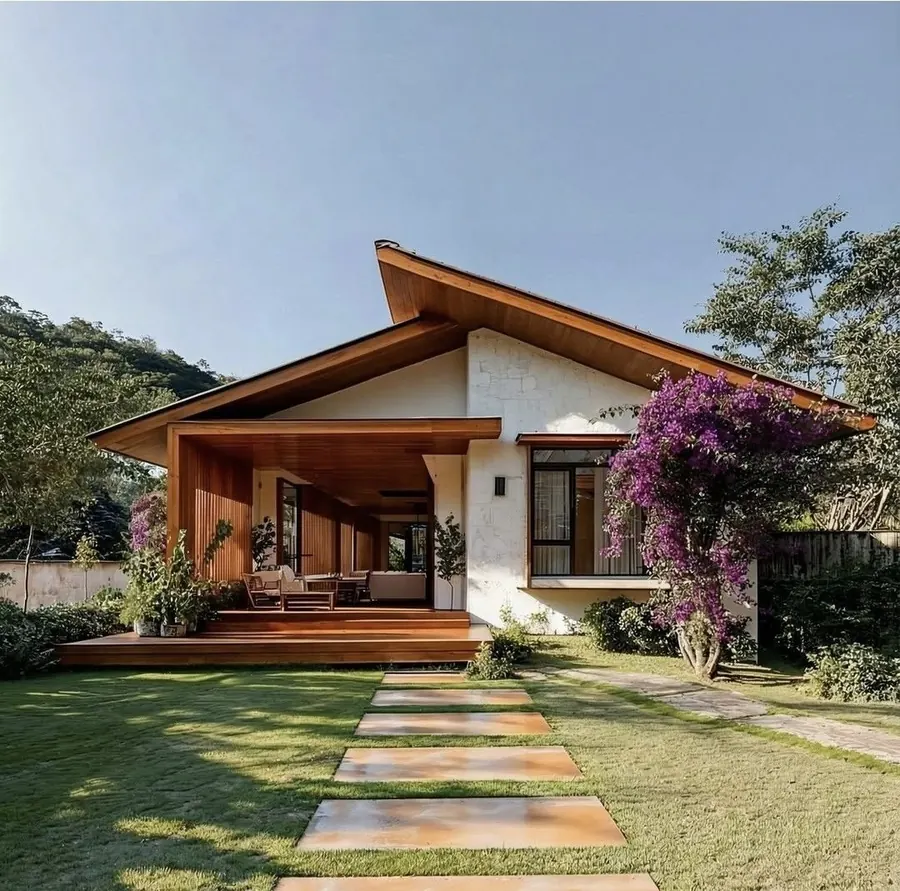 Casa de campo cercada por área verde e amplo espaço livre
