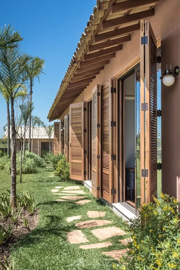 Fachada de casa de campo térrea com horizonte aberto